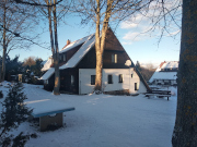 Horská chata v zimě - fotografie chaty, odkaz vede na větší kopii obrázku