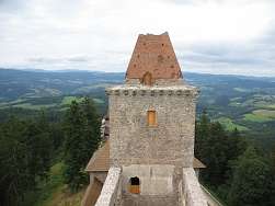 Západní věž hradu Kašperk. Odkaz vede na větší kopii obrázku.